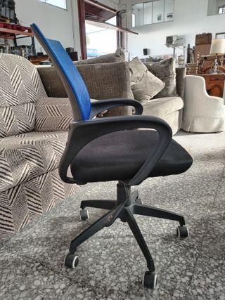 SILLA DE OFICINA CON RESPALDO DE MALLA