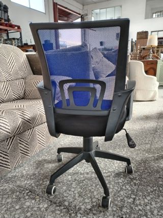 SILLA DE OFICINA CON RESPALDO DE MALLA
