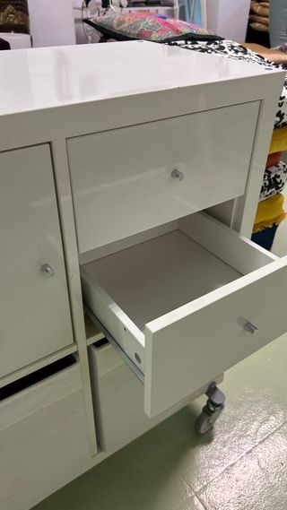 Mueble Kallax blanco con ruedas