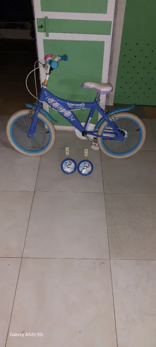 Bicicleta infantil azul poco uso