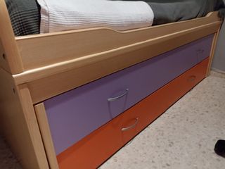 Dormitorio juvenil  con cama nido..ropero.