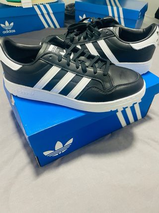 Zapatillas Adidas Negras y Blancas