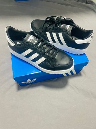 Zapatillas Adidas Negras y Blancas