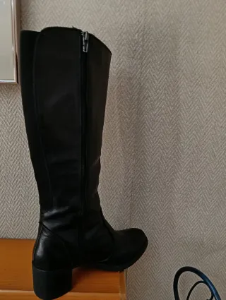Botas altas de piel negras