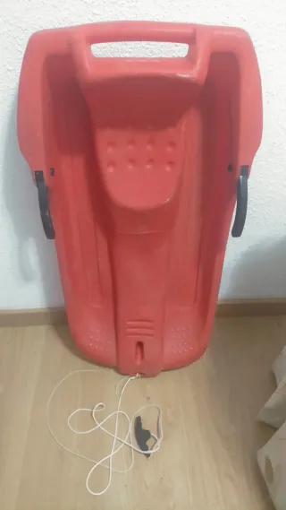 Trineo rojo con cuerda