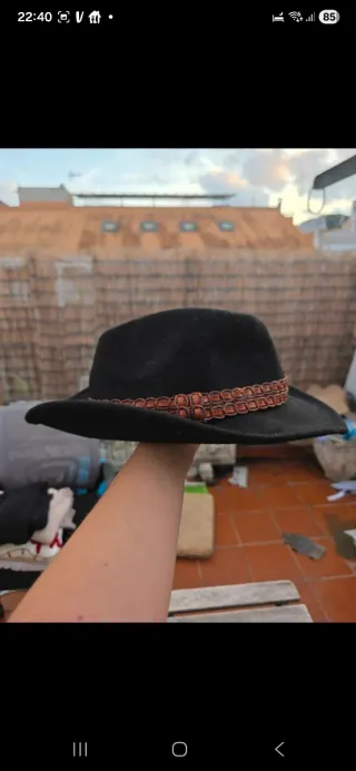 Sombrero unisex negro con banda marrón