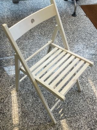 Silla plegable de madera blanca