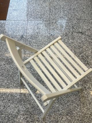 Silla plegable de madera blanca