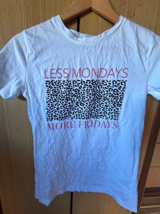 Camiseta Less Mondays More Fridays