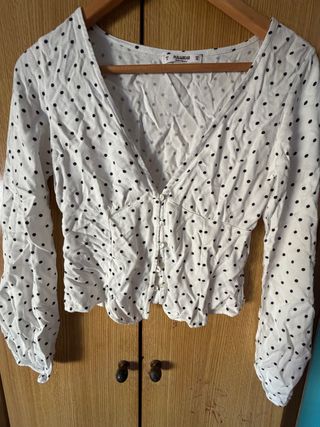 Blusa Pull&Bear lunares blanca y negra Talla XS