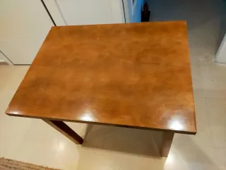 Mesa de comedor de madera