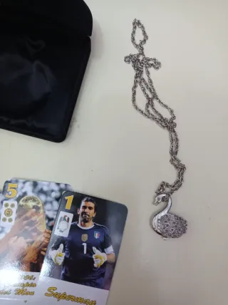 Collana con ciondolo cigno e carte da gioco