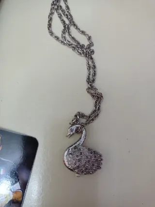 Collana con ciondolo cigno e carte da gioco