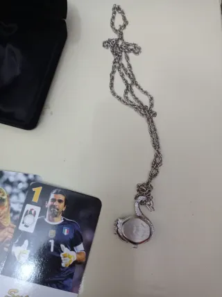 Collana con ciondolo cigno e carte da gioco