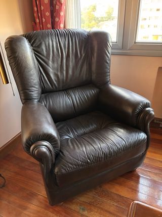 Tresillo y 2 butacas de piel