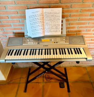 Teclado Yamaha PSR E303 YPT-300