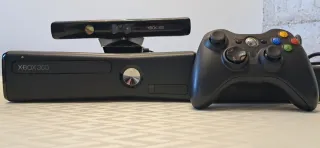 Xbox 360 Negra con Kinect y Mando
