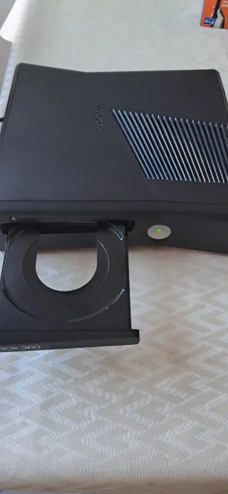 Xbox 360 Negra con Kinect y Mando