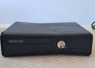 Xbox 360 Negra con Kinect y Mando