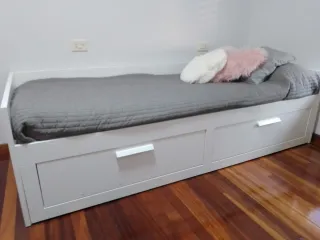 Cama blanca extensible IKEA con cajones
