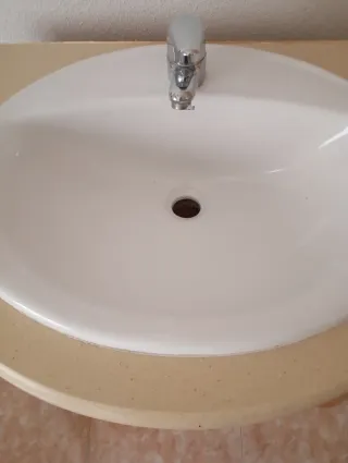 Mueble de baño madera con lavabo y grifo y espejo