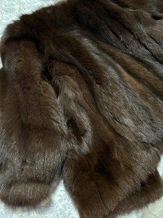 Abrigo de piel de zorro marrón