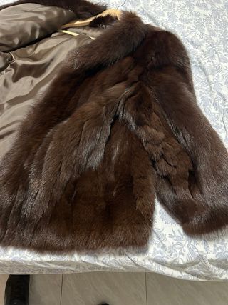 Abrigo de piel de zorro marrón