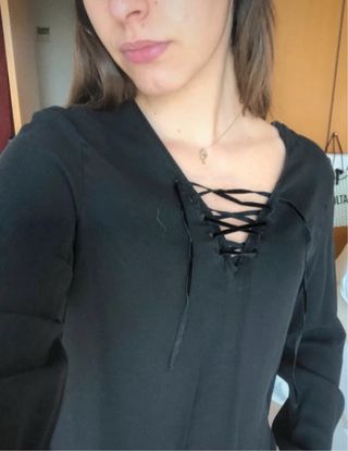 Camisa negra con cordones