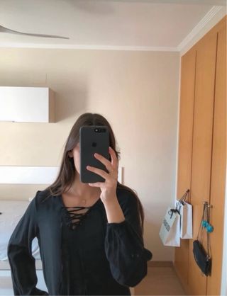 Camisa negra con cordones