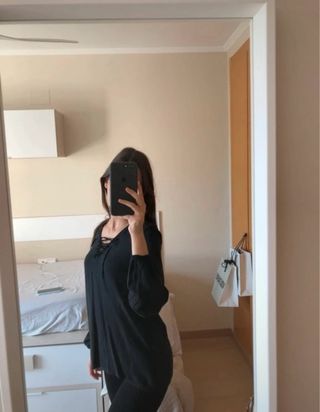 Camisa negra con cordones