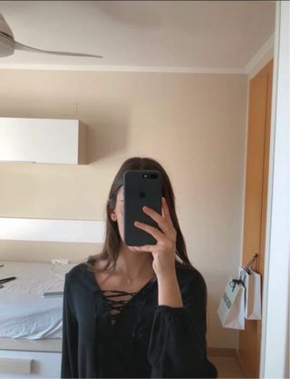 Camisa negra con cordones