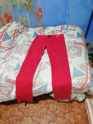 Pantalón vaquero recto rojo talla M