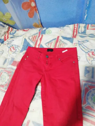 Pantalón vaquero recto rojo talla M