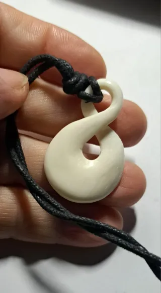 Infinito Maori scolpito a mano cordino cerato
