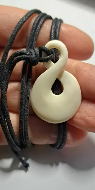 Infinito Maori scolpito a mano cordino cerato