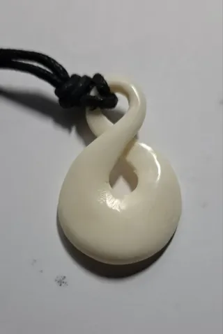 Infinito Maori scolpito a mano cordino cerato