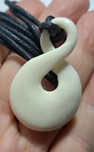 Infinito Maori scolpito a mano cordino cerato