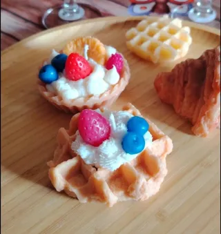 Candela a forma di Waffle con Frutta