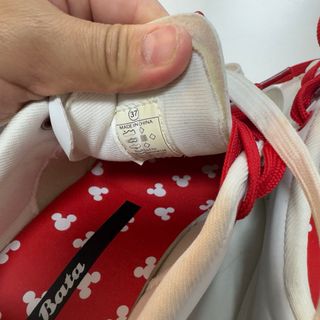 Zapatillas Blancas con Cordones Rojos