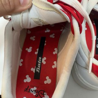 Zapatillas Blancas con Cordones Rojos
