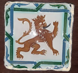 Antiguo azulejo de cuerda león rampante, Sevilla.