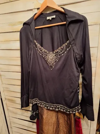 Camisa negra con detalles dorados y plateados Tall