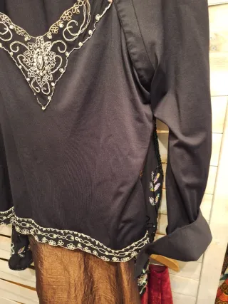 Camisa negra con detalles dorados y plateados Tall