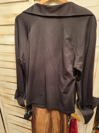 Camisa negra con detalles dorados y plateados Tall