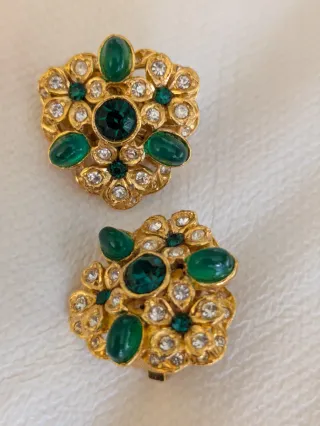 Pendientes clip vintage dorados con piedras verdes