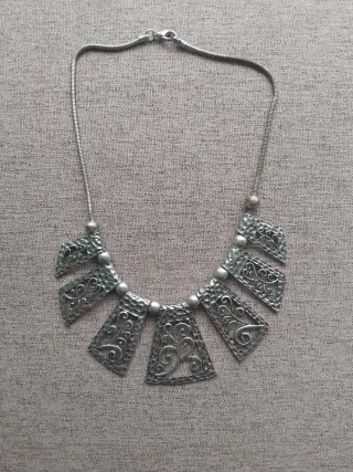 Collar plateado con diseño tribal