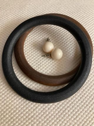 Pulseras madera y pendientes bola
