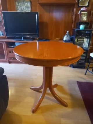 Mesa redonda extensible de madera