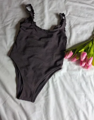 Bañador de Zara con un diseño texturizado. Talla S