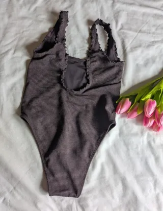 Bañador de Zara con un diseño texturizado. Talla S